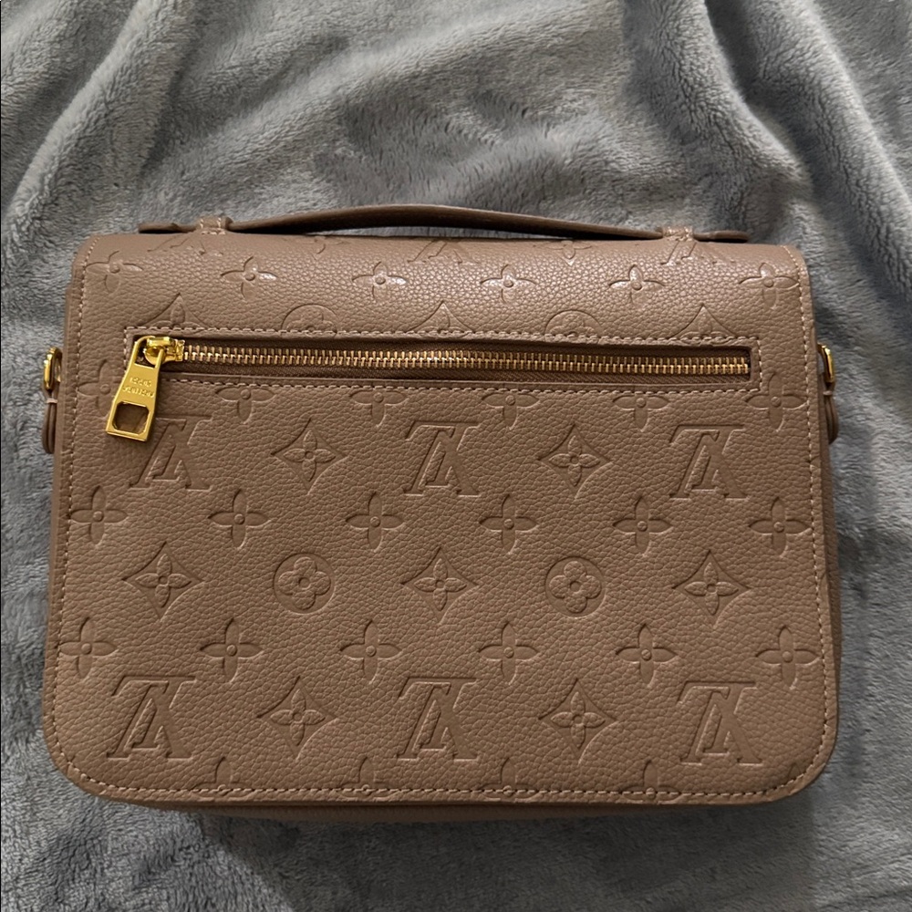 Monogram Crossbody Fashion Bag - Picture 5 of 9